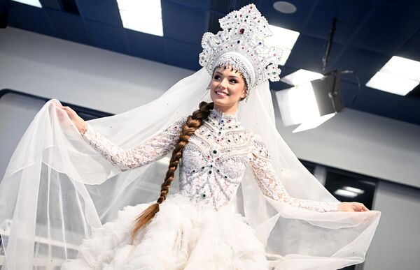 Презентация национального костюма, который представила на &quot;Мисс Вселенная&quot; россиянка Маргарита Голубева - Sputnik Кыргызстан