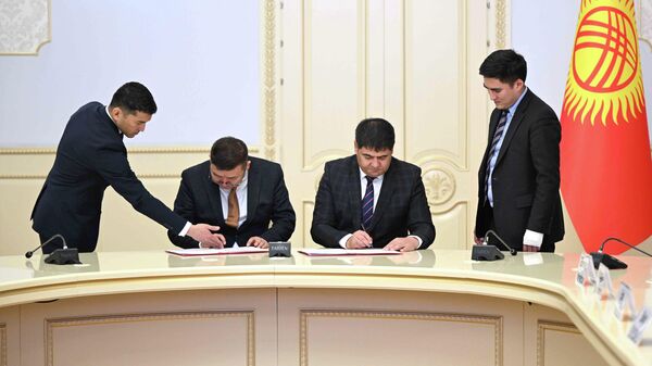 Церемония подписания инвестиционного соглашения между кабинетом министров Кыргызстана и OcOO Кыргызско-китайский инвестиционный холдинг - Sputnik Кыргызстан