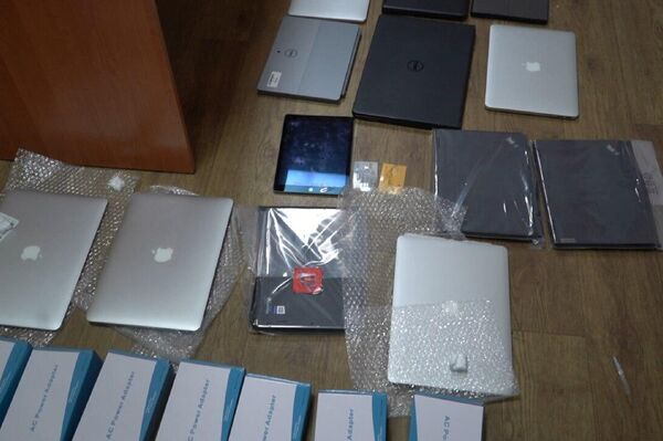 В доме Ж. А. нашли четыре сотовых телефона, фотоаппарат, 31 ноутбук, компьютер, три планшета и другую технику — общей стоимостью 3 миллиона сомов - Sputnik Кыргызстан