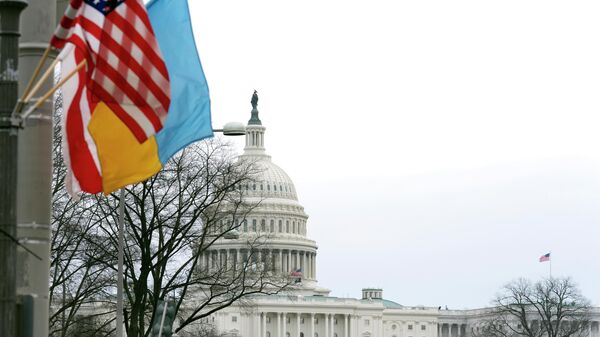 Флаги США и Украины на фоне здания Капитолия в Вашингтоне - Sputnik Кыргызстан
