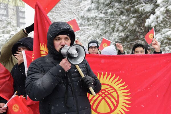Ранее спикер ЖК Нурлан Шакиев и депутат Улан Примов разработали законопроект, в котором предложили изменить форму лучей солнца на флаге с волнообразной на прямую - Sputnik Кыргызстан