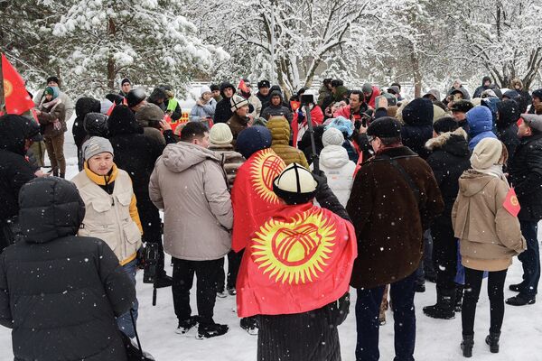 Они требовали не менять изображение лучей на флаге и отклонить законопроект, принятый депутатами Жогорку Кенеша в первом чтении - Sputnik Кыргызстан