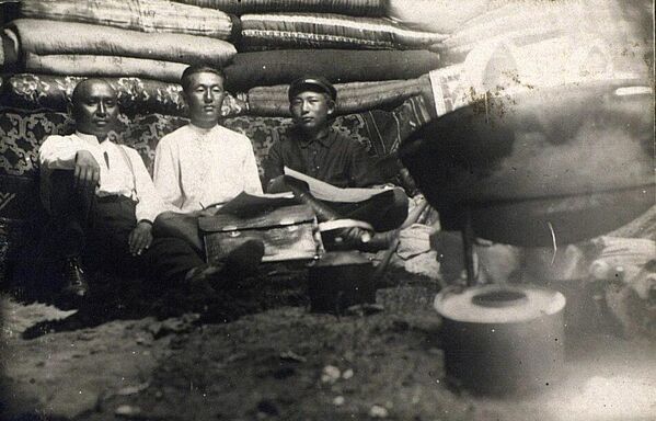 Элдин кат-сабатын жоюу аракеттери. Сүрөттө жаштар боз үйдө билим алууда. 1928-жыл - Sputnik Кыргызстан