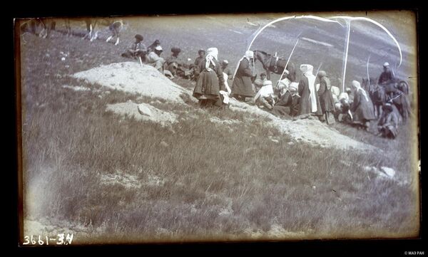 Маркумду акыркы сапарга узатууга чогулган кыргыздар. Ат-Башы району, 1926-жыл - Sputnik Кыргызстан