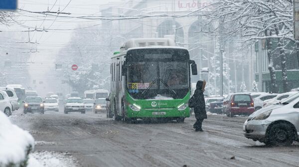Кар жаап жаткан учурда автобус жолдо бара жатат. Архивдик сүрөт  - Sputnik Кыргызстан
