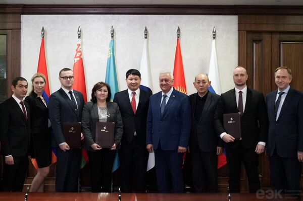 Документ необходим для реализации соглашения о применении навигационных пломб в целях отслеживания перевозок - Sputnik Кыргызстан