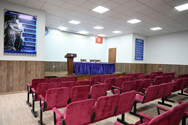 В завершение президент осмотрел служебные помещения, ознакомился с обновленными условиями и побеседовал с силовиками - Sputnik Кыргызстан