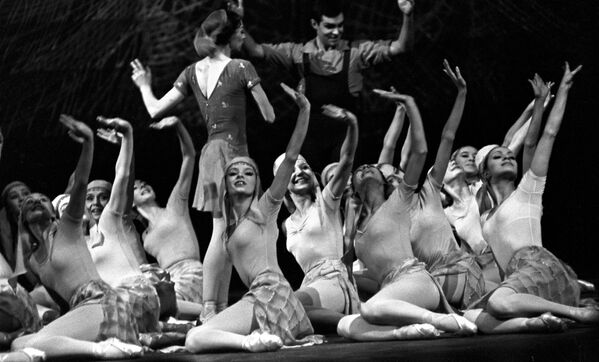 Кыргыз эл жазуучусунун эмгектери опера жана балет театрларынын сахнасына да чыккан. Москва шаары, 1967-жыл - Sputnik Кыргызстан