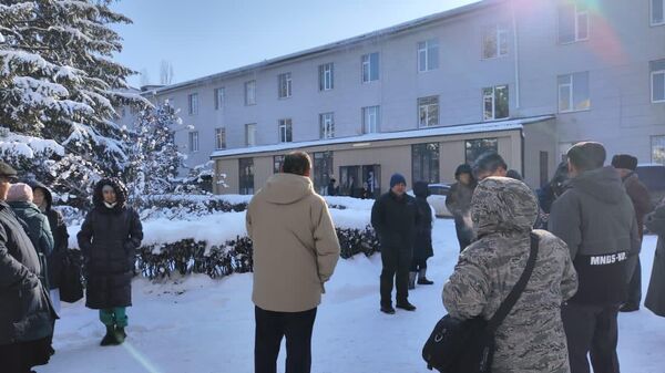 Эвакуация пациентов больницы №2 Бишкека после сообщения о бомбе - Sputnik Кыргызстан