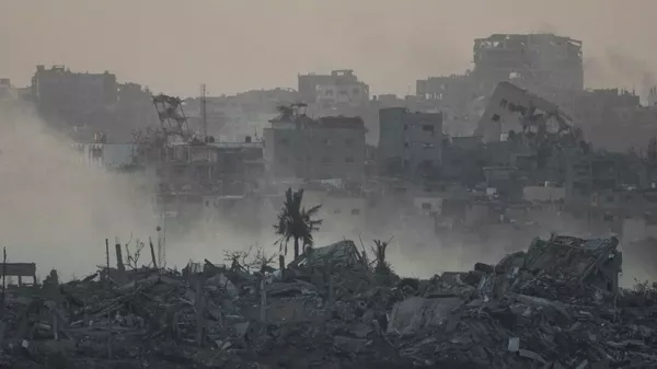 Дым поднимается после израильской бомбардировки в секторе Газа. Архивное фото - Sputnik Кыргызстан