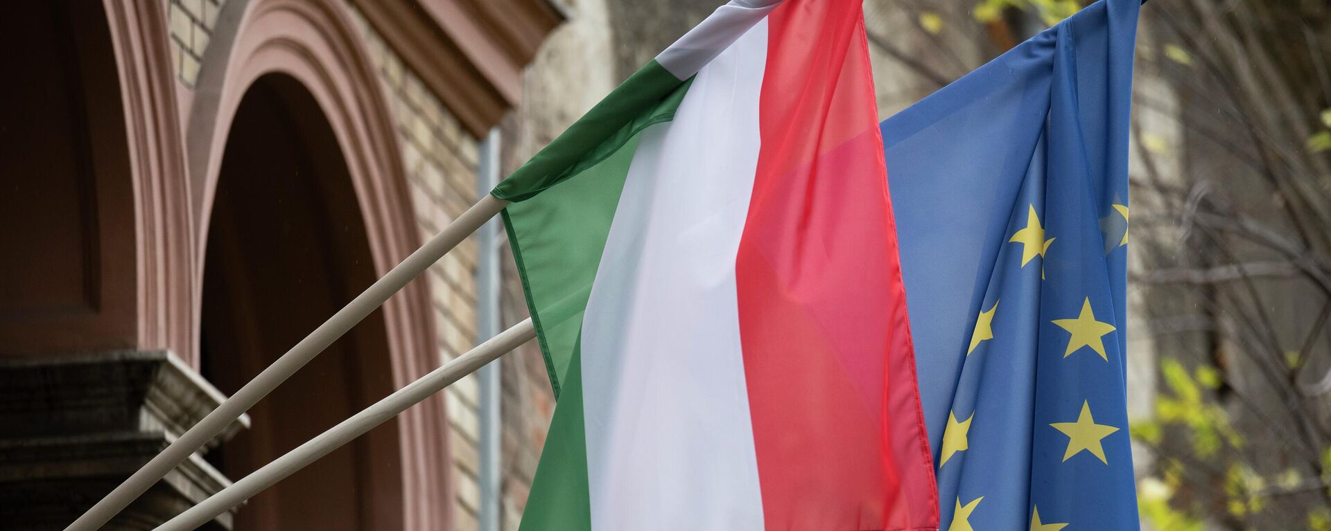 Флаги Венгрии и Евросоюза в Будапеште. Архивное фото - Sputnik Кыргызстан, 1920, 30.05.2024