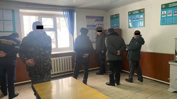 Задержание милиционеров по подозрению в вымогательстве денег в Тюпском районе  - Sputnik Кыргызстан