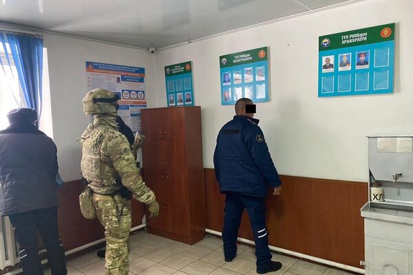 Отмечается, что сотрудники милиции угрожали местным жителям привлечением к уголовной ответственности по вымышленной попытке изнасилования - Sputnik Кыргызстан