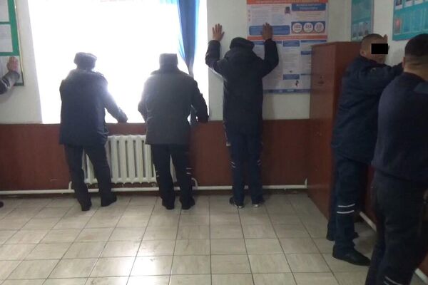По подозрению в вымогательстве взятки задержаны заместитель начальника ОВД Тюпского района и двое его подчиненных - Sputnik Кыргызстан