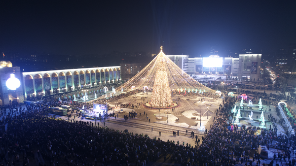 В Бишкеке зажгли главную новогоднюю елку Кыргызстана — видео - Sputnik Кыргызстан