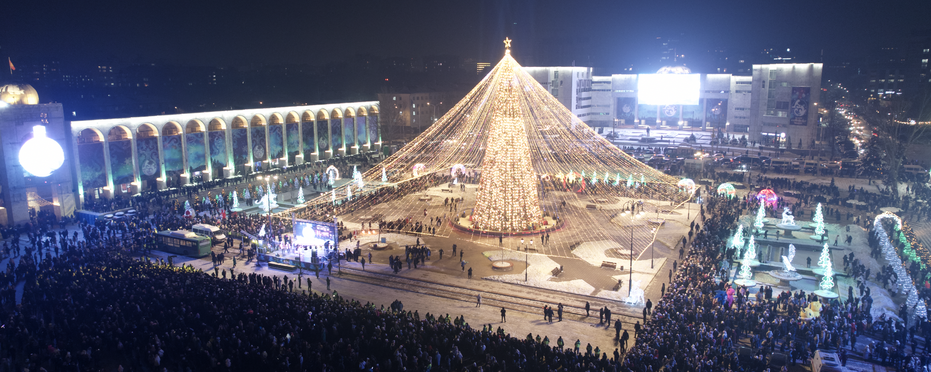 В Бишкеке зажгли главную новогоднюю елку Кыргызстана — видео - Sputnik Кыргызстан, 1920, 15.12.2023