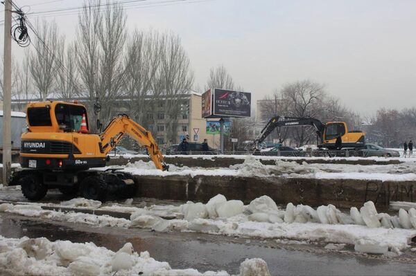 Джунушалиев дал поручение завершить работы по очистке русла реки и устранения последствий затопа на дорогах и во дворах домов - Sputnik Кыргызстан