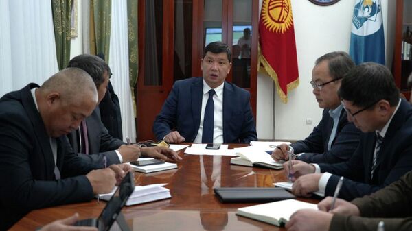 Совещание с руководителями сферы ЖКХ мэрии Бишкека и главами столичных районов по ситуации с подтоплением водой улиц Бишкека - Sputnik Кыргызстан