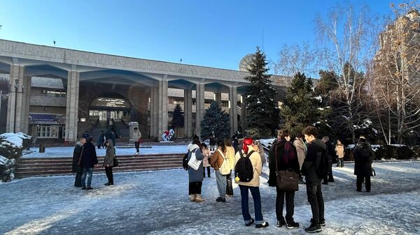 Эвакуация студентов КРСУ после сообщения о бомбе в Бишкеке - Sputnik Кыргызстан