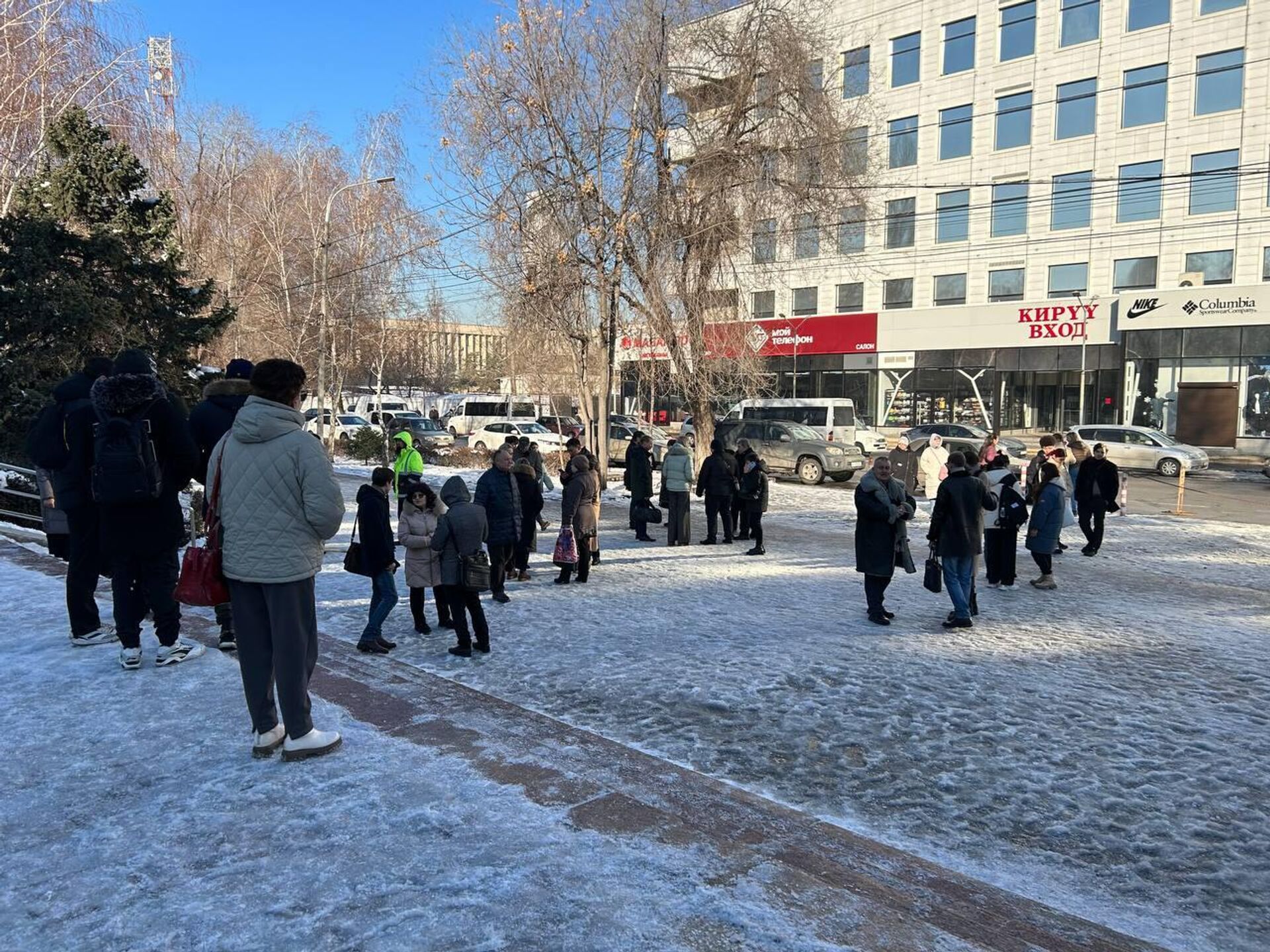 Эвакуация студентов КРСУ после сообщения о бомбе в Бишкеке - Sputnik Кыргызстан, 1920, 18.12.2023