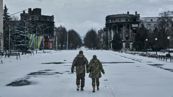 Артемовск шаарында украиналык аскерлер көчөдө бара жатышат. Архив - Sputnik Кыргызстан