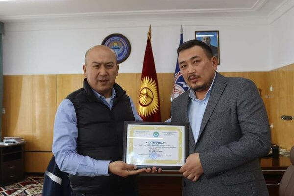 Долбоор ээлерине жеңилдетилген насыя боюнча сертификаттарды облус башчысы тапшырган - Sputnik Кыргызстан