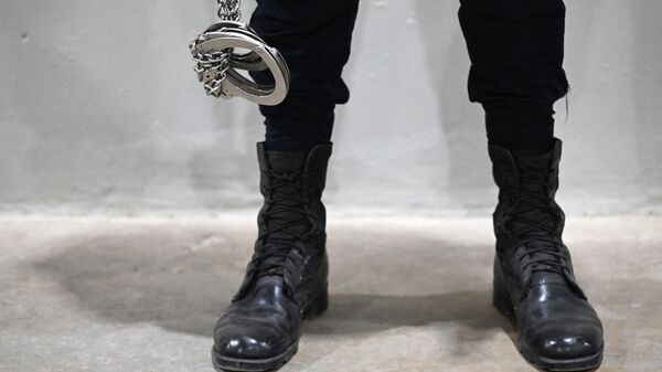 Тюремщик с наручниками. Архивное фото - Sputnik Кыргызстан