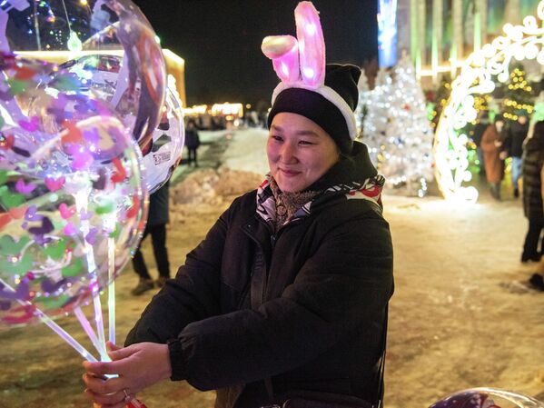 Девушка с шарами на площади Ала-Тоо  - Sputnik Кыргызстан