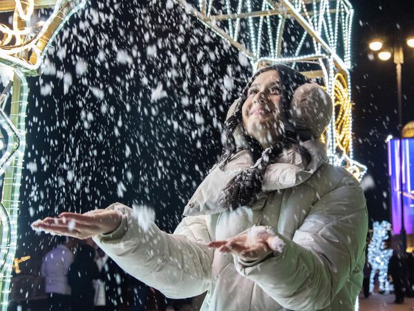 Девушка радуется снегопаду  - Sputnik Кыргызстан