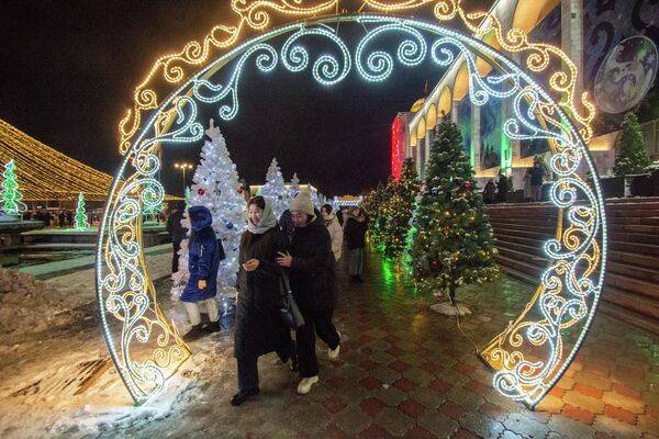 Девушки гуляют по площади - Sputnik Кыргызстан