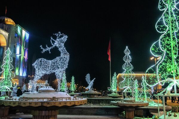 Площадь, украшенная для встречи Нового года - Sputnik Кыргызстан