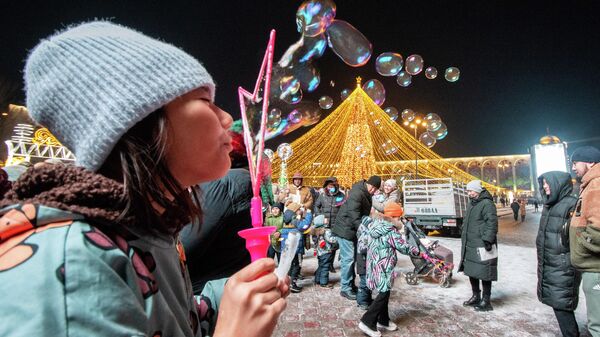 Девочка пускает пузыри на площади Ала-Тоо в Бишкеке. Архивное фото - Sputnik Кыргызстан