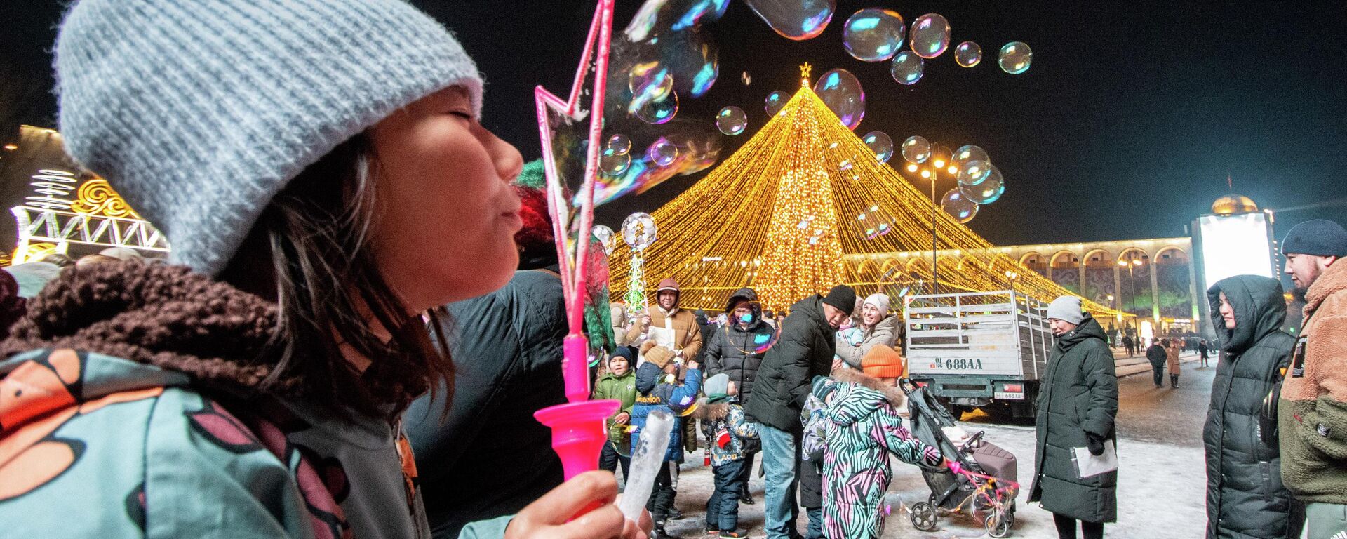 Девочка пускает пузыри на площади Ала-Тоо в Бишкеке. Архивное фото - Sputnik Кыргызстан, 1920, 01.01.2024