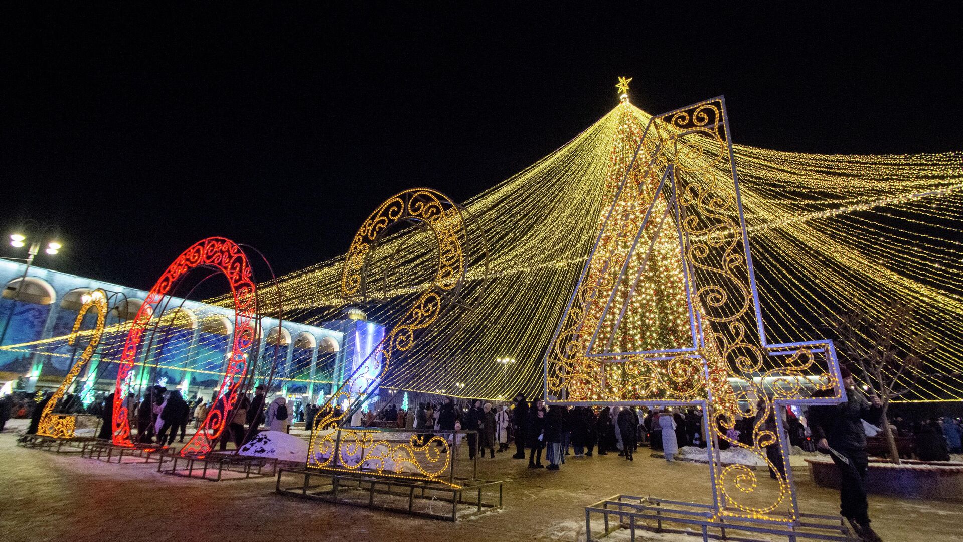 Главная новогодняя елка страны на площади Ала-Тоо в Бишкеке - Sputnik Кыргызстан, 1920, 01.01.2024