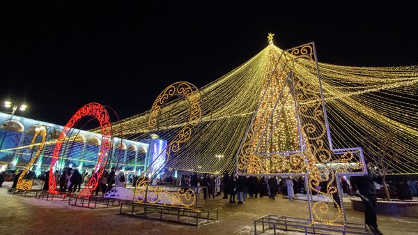 Новогодняя елка на площади Ала-Тоо в Бишкеке - Sputnik Кыргызстан