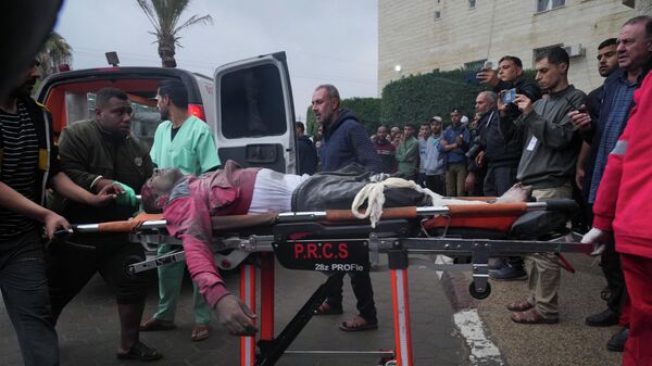 Палестинцев, раненых в результате израильской бомбардировки сектора Газа, доставляют в больницу в Дейр-эль-Балахе - Sputnik Кыргызстан