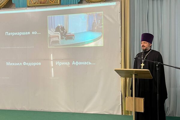 На мероприятии выступил глава епархиального отдела образования и катехизации Бишкекской и Кыргызстанской епархии протоирей Андрей Кунавин - Sputnik Кыргызстан
