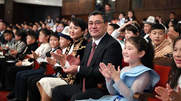 Садыр Жапаров канайым Айгүл Жапарова менен майрамда. Архив - Sputnik Кыргызстан