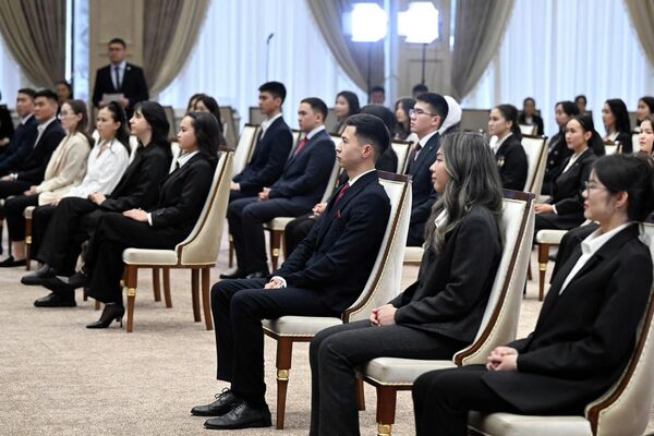 Каждый из рук президента получил похвальный лист и стипендию в размере 60 тысяч сомов - Sputnik Кыргызстан