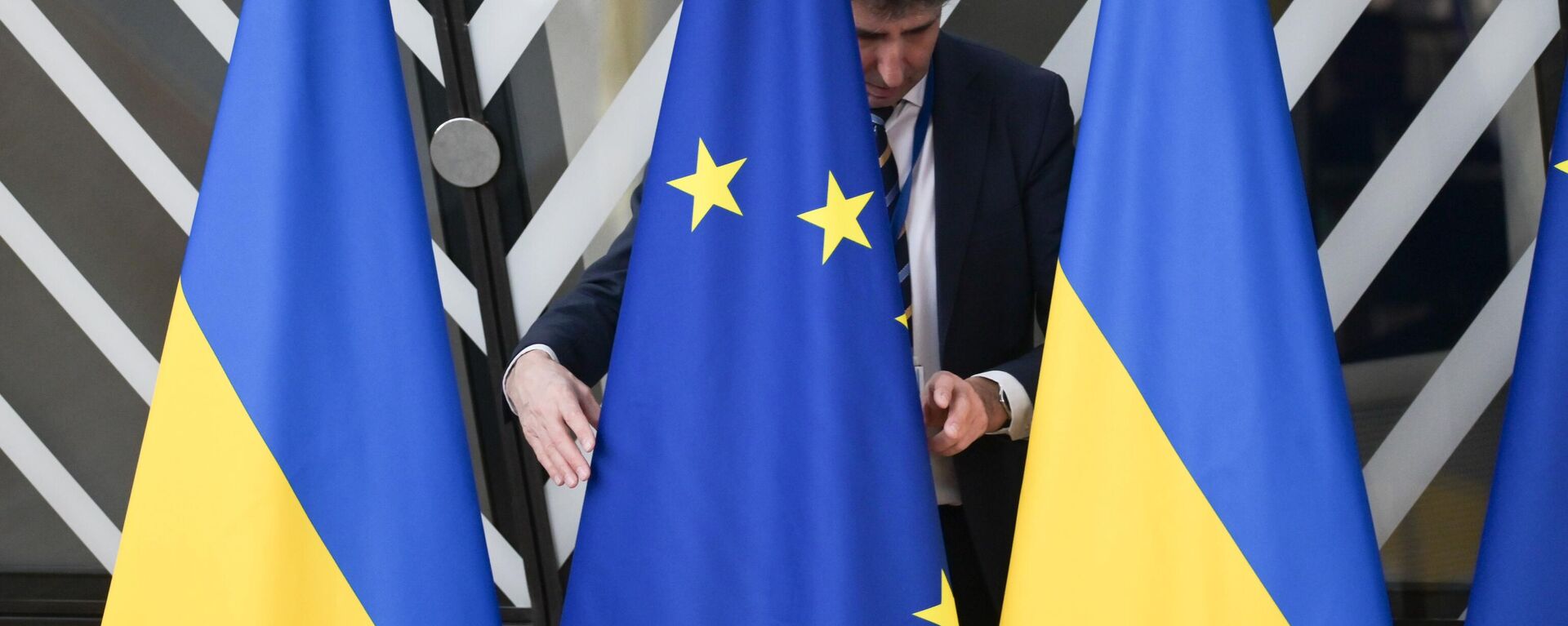 Член протокола с государственными флагами Украины и флагом Евросоюза. Архивное фото - Sputnik Кыргызстан, 1920, 14.02.2024