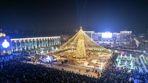 Главная новогодняя елка на площади Ала-Тоо в Бишкеке. Архивное фото - Sputnik Кыргызстан