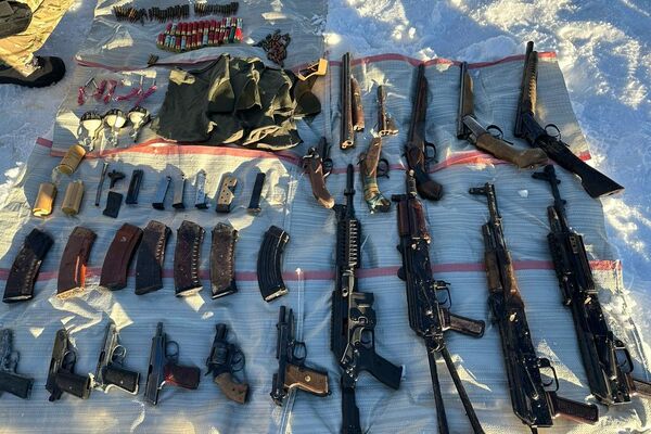 Изъяты взрывчатые вещества, автомат Калашникова, обрезное гладкоствольное оружие, пистолеты разного калибра, боеприпасы и другое - Sputnik Кыргызстан