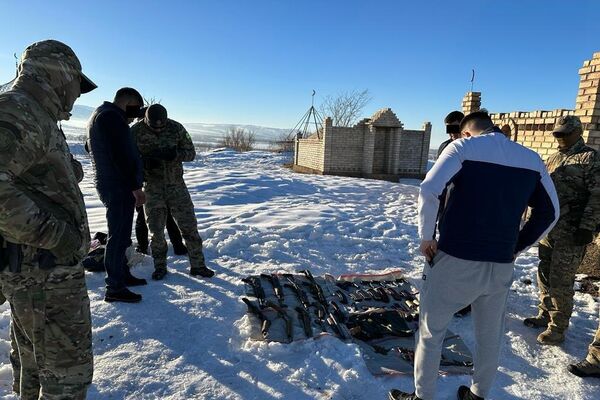 В селе Арашан Чуйской области найден тайник с оружием и взрывчатыми веществами, принадлежащий членам ОПГ Камчы Кольбаева - Sputnik Кыргызстан