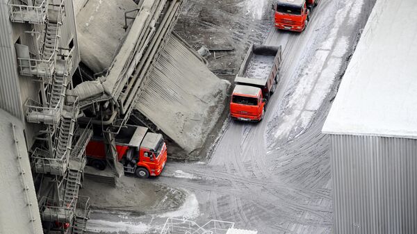 Грузовые автомобили ожидают загрузки сырья на территории цементного завода. Архивное фото - Sputnik Кыргызстан