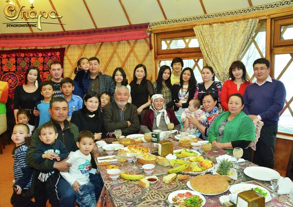 Дайым изденүүнүн үстүндө жүргөн инсан тоо туризмин өнүктүрүү максатында 2009-жылы &quot;Супара&quot; этнокомплексин, 2014-жылы &quot;Супара-Чуңкурчак&quot; этно эс алуу жайын ачкан. Сүрөттө ал жакындары, тууган-туушкандары менен &quot;Супарада&quot; - Sputnik Кыргызстан