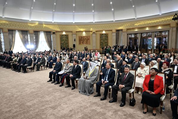 В госрезиденции &quot;Ала-Арча&quot; состоялась церемония вручения государственных наград и почетных званий - Sputnik Кыргызстан