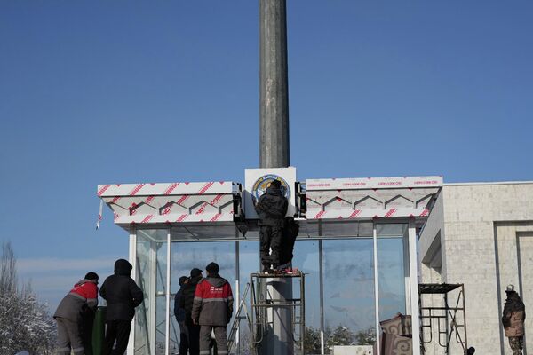На площади Ала-Тоо в Бишкеке завершилась реконструкция кабины почетного караула - Sputnik Кыргызстан