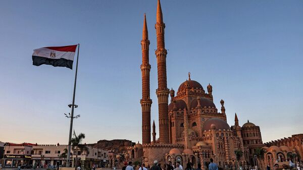 Египетский флаг развевается возле Большой мечети аль-Сахаба - Sputnik Кыргызстан