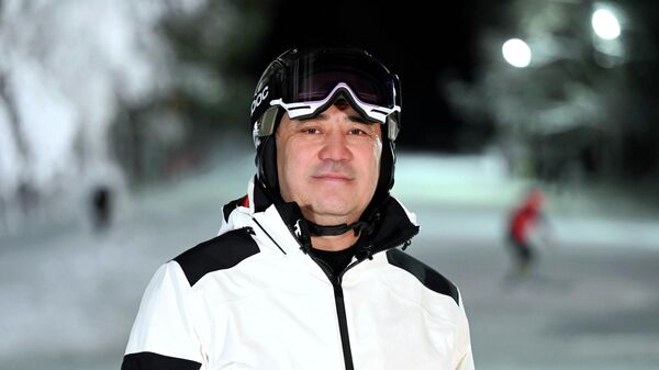 На лыжах — Садыр Жапаров поздравил кыргызстанцев с Новым годом - Sputnik Кыргызстан