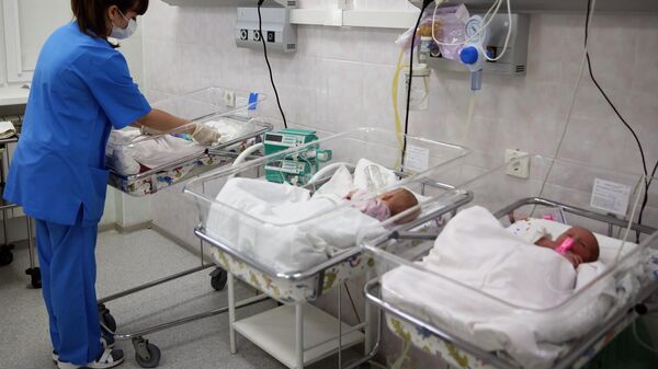 Медицинский работник и младенцы в в роддоме. Архивное фото - Sputnik Кыргызстан